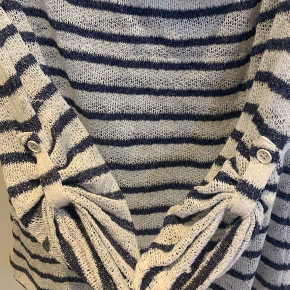 A Joe Fresh 3/4 sleeve shirt that’s loose at the neck. - Picture 2 of 6